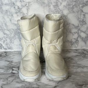 No brand, winter boots. Size 6